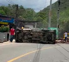 Carro sin frenos en la vía Dapa arrolló a dos personas en motocicleta