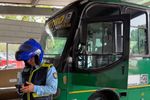 Imagen de Lavaban un bus en plena vía pública y terminó inmovilizado