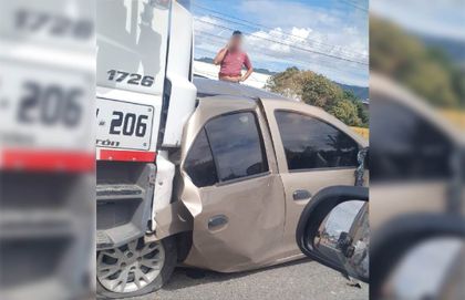 Imagen de Mientras le daba paso a un perrito, un automóvil fue arrollado por otro vehículo en la Autopista