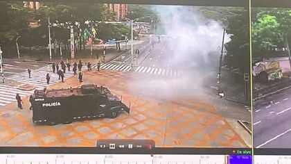 Imagen de  Un policía lesionado dejaron los enfrentamientos entre encapuchados y la Undmo en la UdeA