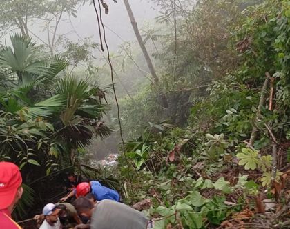 Imagen de  Vehículo de carga cayó por un abismo en San Luis; conductor fue rescatado y trasladado a un hospital