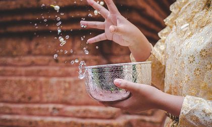 Cómo usar agua bendita para limpiar espacios con energía pesada