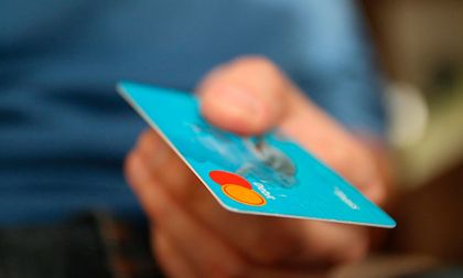 Gobierno eliminaría retención del 1,5 % en pagos con tarjeta