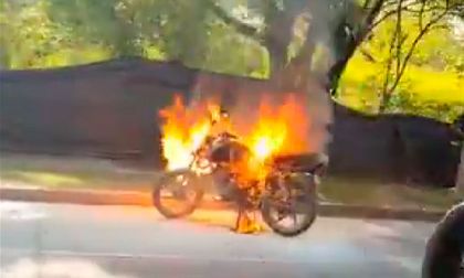 En Cali, motociclista prende fuego a su moto tras control de tránsito
