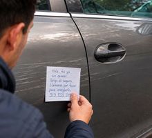 Cuidado: si golpean su carro en un parqueadero, puede ser una trampa para una estafa