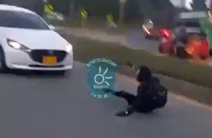 Imagen de En video: Joven se cayó de un camión en el que iba colgado en la Autopista