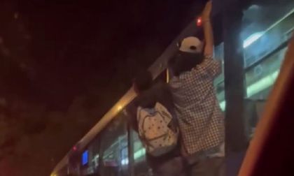 Jóvenes son grabados colgados de un bus del MIO en Cali y  causan indignación