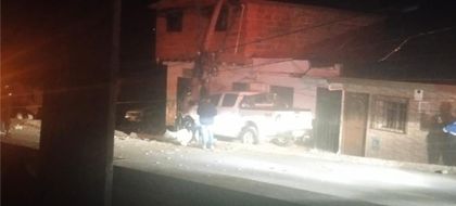 Imagen de Vehículo a alta velocidad chocó contra poste, causando corte de energía en un sector de Sonsón