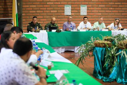 Imagen de  Gobernador de Antioquia presentó cartel de los más buscados por extorsión y secuestro en el departamento