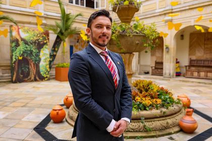 Imagen de  El politólogo y exactor en contenidos para adultos, Juan Florián, asume como ministro de Igualdad en Colombia