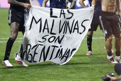 Imagen de  Gobierno británico espera investigación de la FIFA a jugadores argentinos por pancarta sobre las Malvinas