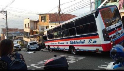 Imagen de Vehículo quedó sin frenos, colisionó varios carros y chocó contra una vivienda en Bello