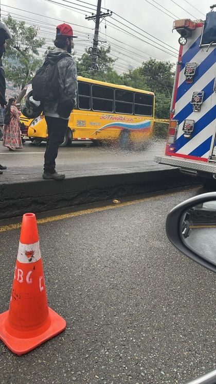 Imagen de  Accidente de tránsito entre bus, camión y motocicleta dejó dos personas fallecidas en Medellín, uno era menor de edad