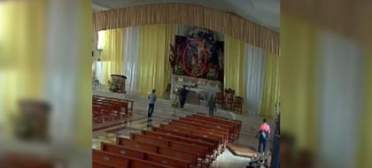 Imagen de  Un hombre se trepó en la imagen del Cristo resucitado en iglesia de Bello: la comunidad lo amarró