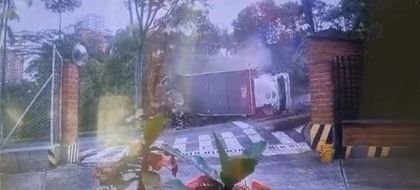 Imagen de  En video: motociclista resultó herido, pero se salvó por poco, tras volcamiento de camión en vía Los Balsos