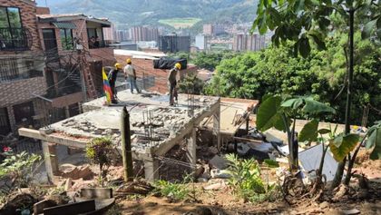 Imagen de  Demuelen cuatro inmuebles construidos irregularmente en predios públicos de Bello