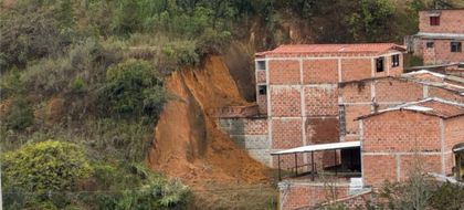 Imagen de Emergencia por movimiento de tierra en el sector Quebrada Arriba en Rionegro. Evacuaron a cuatro familias y sus mascotas