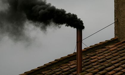 Primera votación del cónclave terminó con humo negro