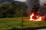 Imagen de Buscan a hombres armados que incineraron un vehículo en San Rafael y dispararon a sus ocupantes