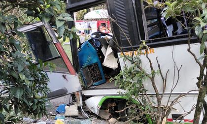 Bus sin frenos se estrella y cae a pendiente en Jardines del Recuerdo en Cali