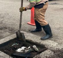 Emcali realiza limpieza de canales en Cali para prevenir inundaciones