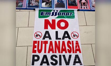 Madres cuidadoras permanecen en la sede de Emssanar en Cali para exigir tratamientos y medicamentos para pacientes con enfermedades huérfanas