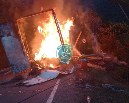 Imagen de Camión cargado de mecato se incendió en la Autopista y quemó una hectárea de bosque