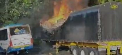 Imagen de En video: vehículo de carga pesada se incineró en la Autopista; la vía está cerrada en San Luis