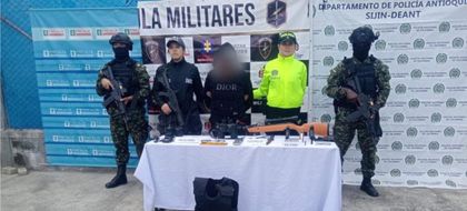 Imagen de  Capturan a mujer durante allanamiento en Santa Elena; hallaron armas y uniformes