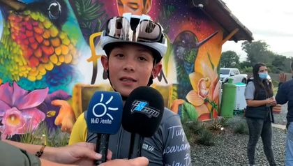 Imagen de  El detalle de Rigoberto Urán con el niño de La Unión que le siguió el ritmo durante un entrenamiento