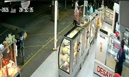 Pánico en panadería del sur de Cali: Video muestra cómo delincuentes armados roban a varias personas en el establecimiento
