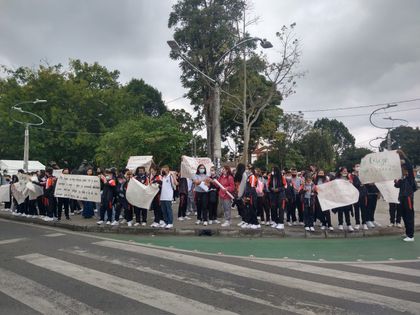Imagen de  Ante deterioro de institución en Rionegro, comunidad educativa realizó plantón