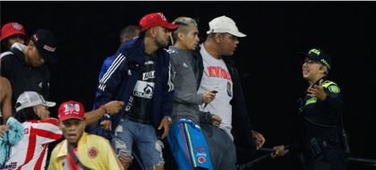 Imagen de  En video quedó registrado como aficionados agreden a hinchas rivales en los bajos del Atanasio Girardot