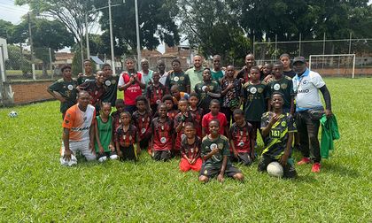 Los niños que se juegan el futuro con el fútbol