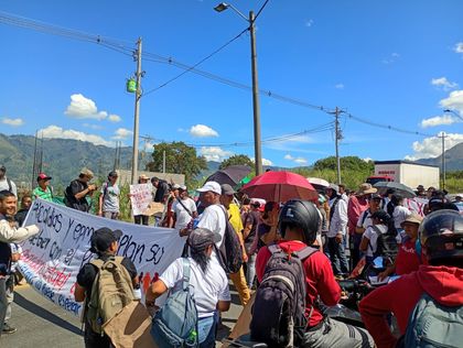 Imagen de  Comunidad víctima de la tragedia de Granizal se manifiesta por una vida digna en la autopista Medellín-Bogotá