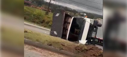 Imagen de Un camión se volcó mientras se desplazaba por la autopista Medellín-Bogotá. Está afectada la movilidad