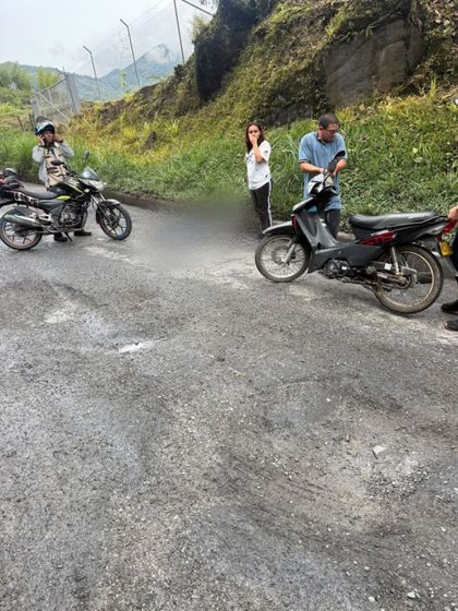 Imagen de Grave accidente en la autopista por el deterioro de la vía: mujer quedó inconsciente y un camión estuvo a punto de volcarse sobre ella