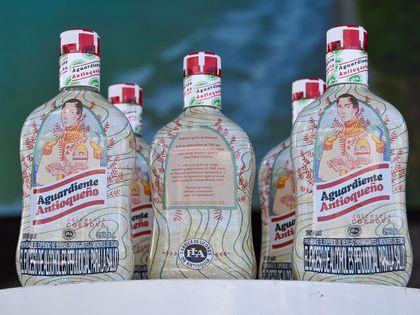 Imagen de  FLA lanzó botella conmemorativa de aguardiente con la imagen de José María Córdova