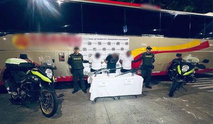 Imagen de Cayó una banda dedicada al tráfico de armas en vías de Antioquia: ocultaban un fusil y un rifle en un bus