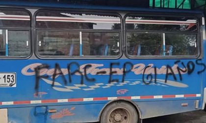 Disidencias de las Farc bloquean la vía Panamericana con cilindros explosivos y camiones atravesados