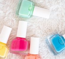 Cuidado con lo que aplica en sus uñas: Invima alerta sobre ingredientes prohibidos en esmaltes semipermanentes