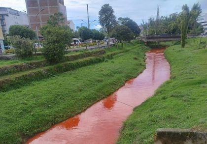 Imagen de  Cornare suspendió vertimientos tras contaminación de la quebrada La Marinilla con colorantes para pinturas