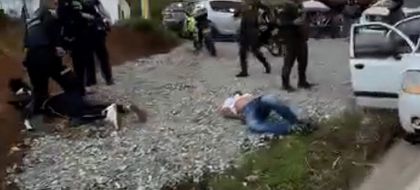 Imagen de En video: Detienen a dos hombres en Marinilla en medio de persecución tras haber evadido un puesto de control