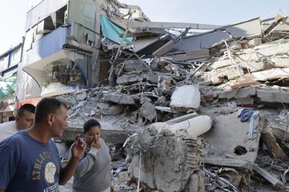 Imagen de Colombianos buscan a desaparecidos por el terremoto con ayuda de medios y redes sociales