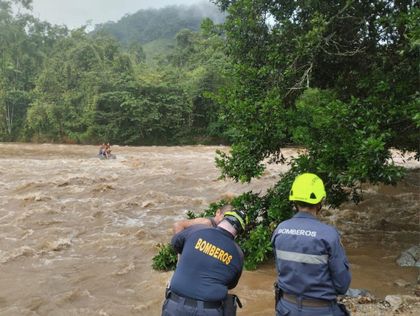 Imagen de Tras creciente súbita, cuerpo de bomberos busca a varias personas en río de San Rafael