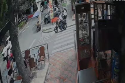 Imagen de En video: momento en que un hombre les disparó a dos presuntos delincuentes en Medellín; uno de ellos murió