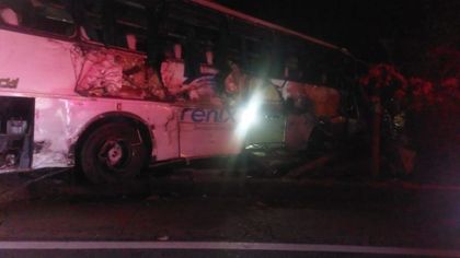Imagen de Trágico accidente en Barbosa dejó un conductor de Rionegro muerto y 10 pasajeros heridos