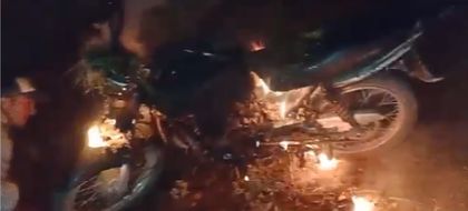 Imagen de  Video: denuncian robo e incendio de una motocicleta en San Vicente Ferrer