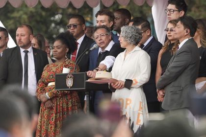 Imagen de  Gustavo Petro pide una «huelga general e indefinida» si De la Espriella deroga sus reformas