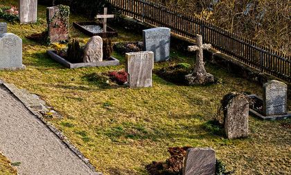 ¿Es verdad que cuando vamos a los cementerios se nos puede pegar un espíritu?